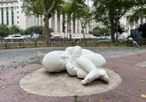 La magia di “Look Down”: una nuova scultura di Jago a Thomas Paine Park