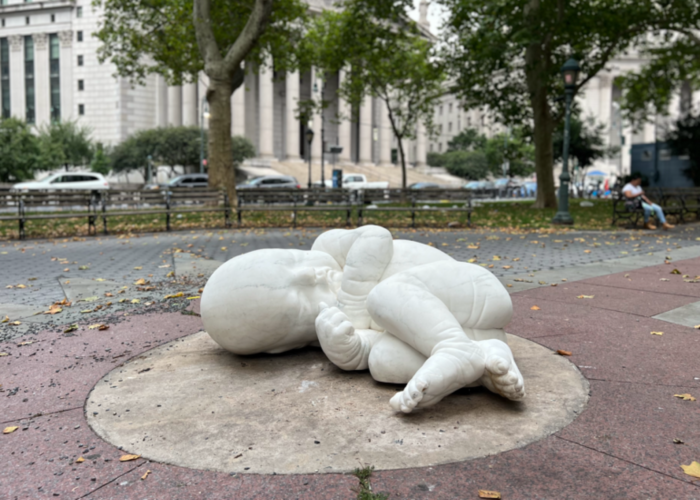 La magia di “Look Down”: una nuova scultura di Jago a Thomas Paine Park